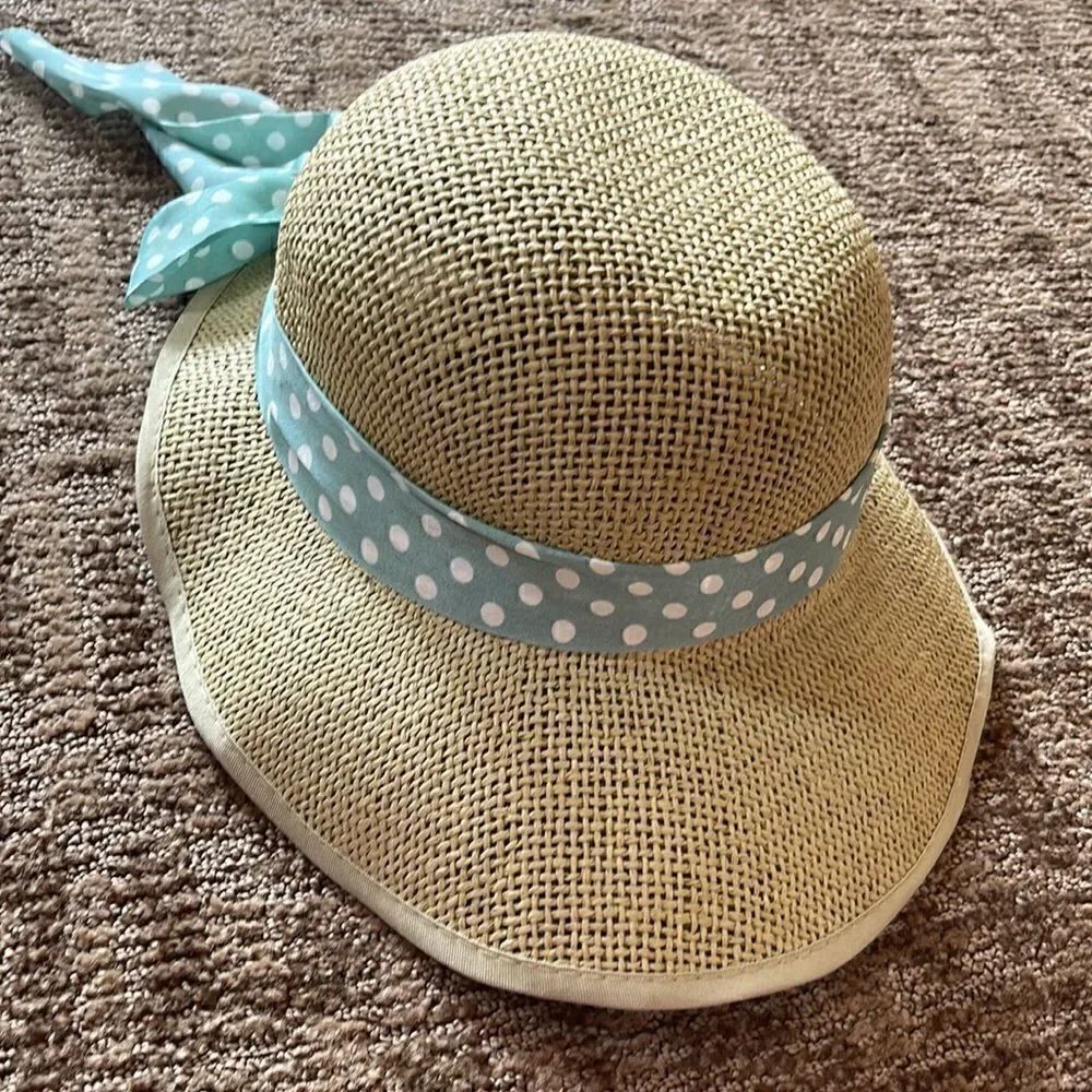Sun Hat. 💯 Carta. Like new. Natural color. Polka dot ribbon. One size.